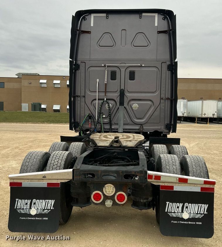 image for item DQ1059 2012 Freightliner Cascadia 125 semi truck