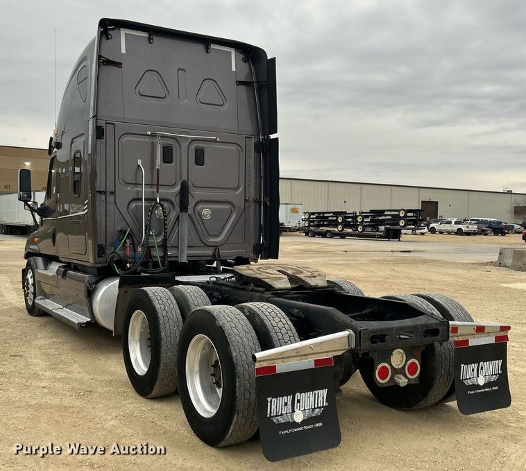 image for item DQ1059 2012 Freightliner Cascadia 125 semi truck