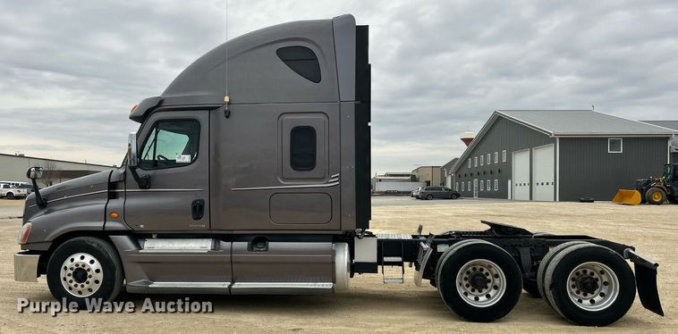 image for item DQ1059 2012 Freightliner Cascadia 125 semi truck