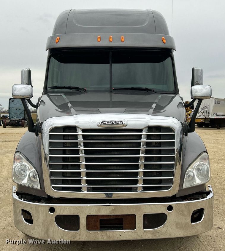 image for item DQ1059 2012 Freightliner Cascadia 125 semi truck