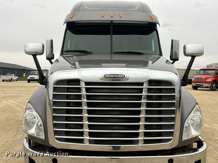 image for item DQ1059 2012 Freightliner Cascadia 125 semi truck