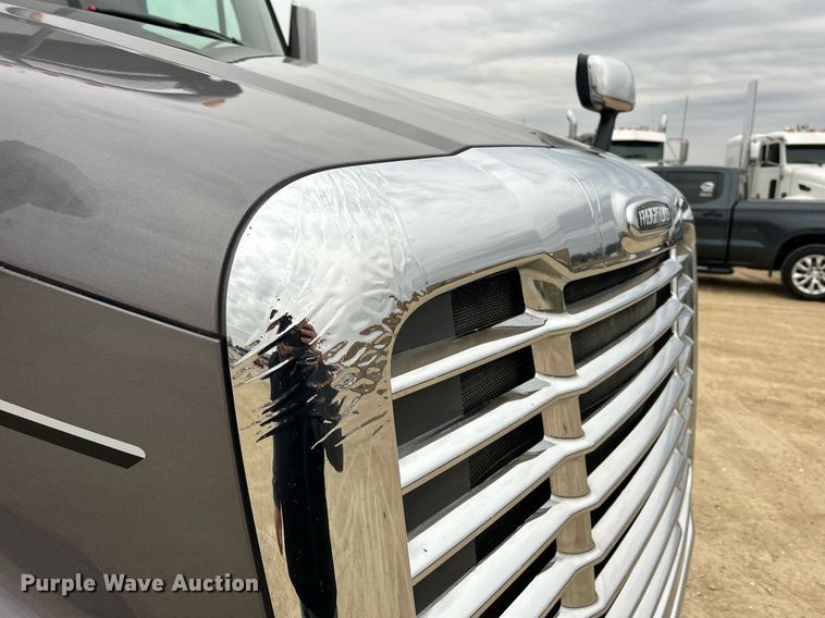 image for item DQ1059 2012 Freightliner Cascadia 125 semi truck