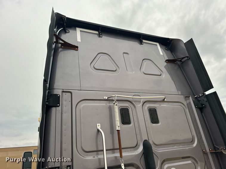 image for item DQ1059 2012 Freightliner Cascadia 125 semi truck