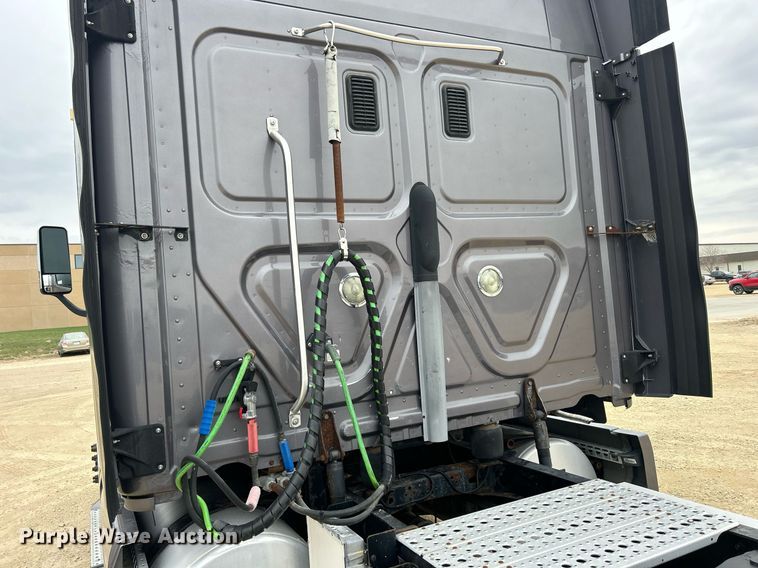 image for item DQ1059 2012 Freightliner Cascadia 125 semi truck