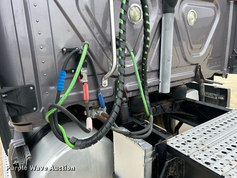 image for item DQ1059 2012 Freightliner Cascadia 125 semi truck