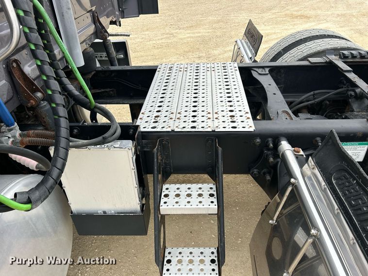 image for item DQ1059 2012 Freightliner Cascadia 125 semi truck