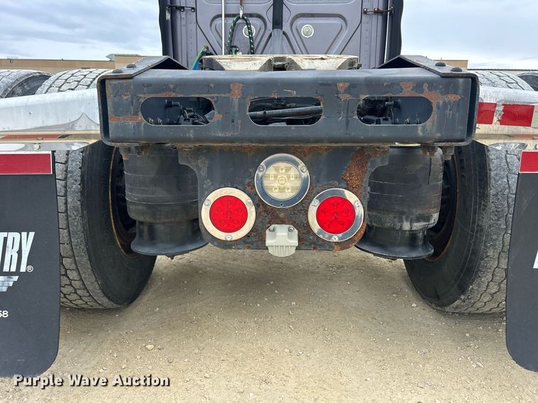 image for item DQ1059 2012 Freightliner Cascadia 125 semi truck