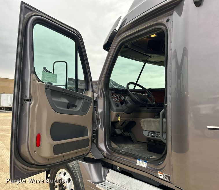 image for item DQ1059 2012 Freightliner Cascadia 125 semi truck