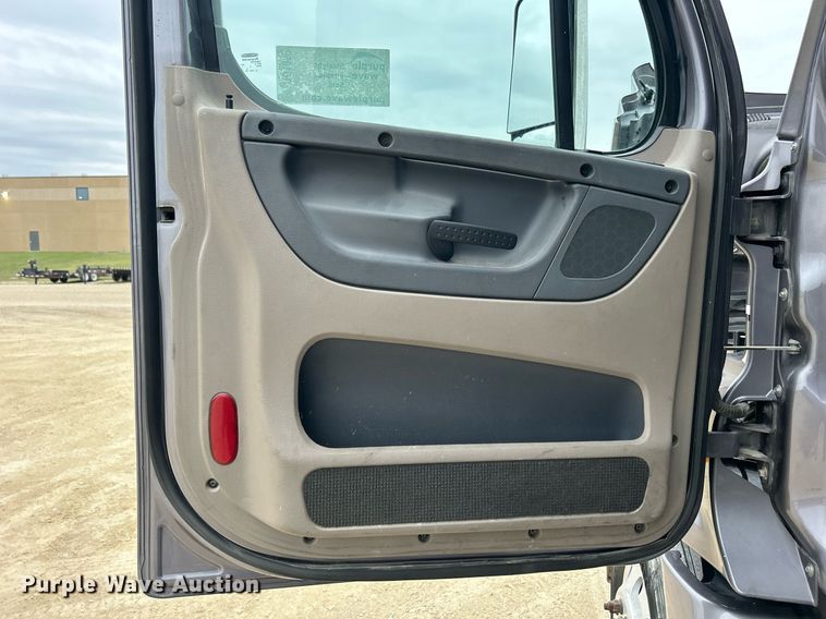 image for item DQ1059 2012 Freightliner Cascadia 125 semi truck