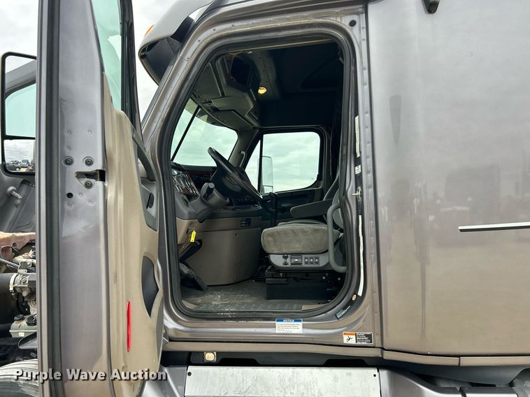 image for item DQ1059 2012 Freightliner Cascadia 125 semi truck