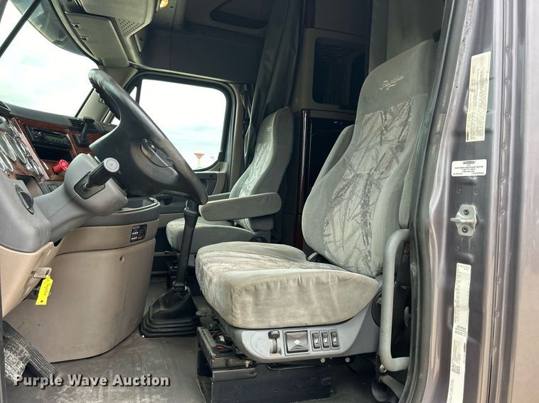 image for item DQ1059 2012 Freightliner Cascadia 125 semi truck