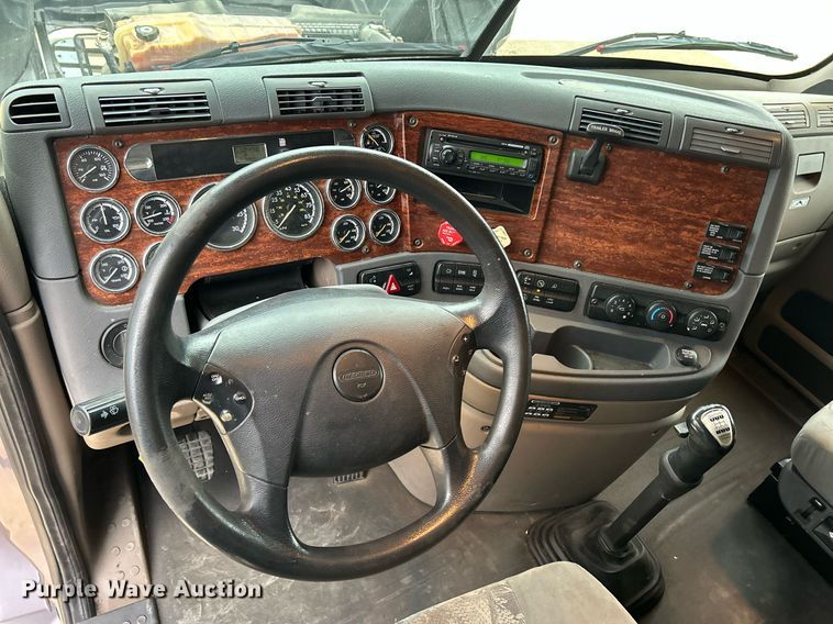 image for item DQ1059 2012 Freightliner Cascadia 125 semi truck