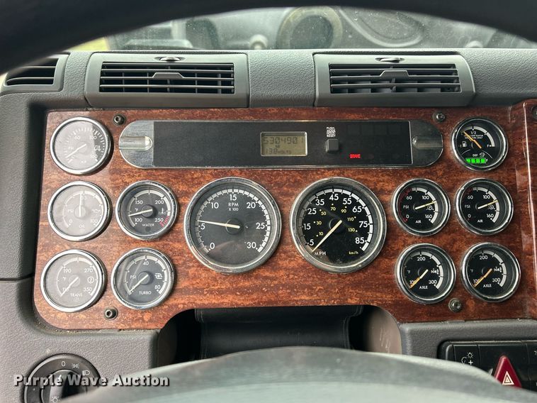 image for item DQ1059 2012 Freightliner Cascadia 125 semi truck