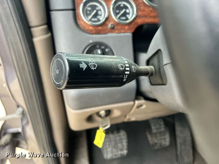 image for item DQ1059 2012 Freightliner Cascadia 125 semi truck