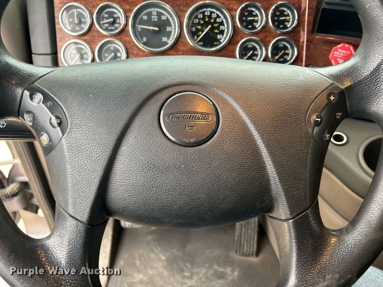 image for item DQ1059 2012 Freightliner Cascadia 125 semi truck