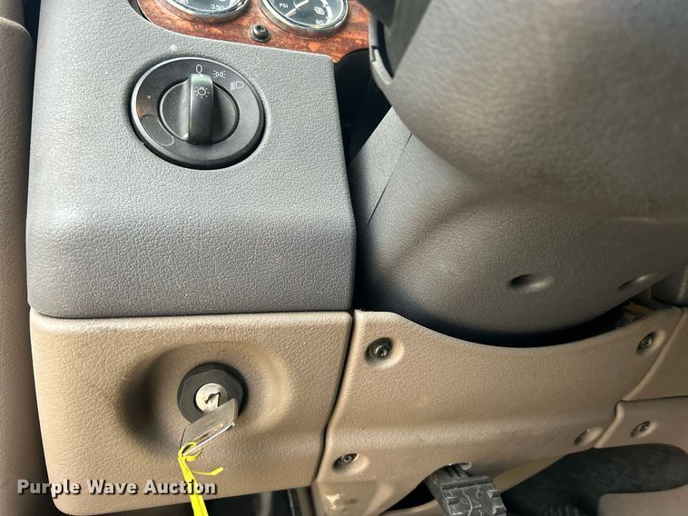 image for item DQ1059 2012 Freightliner Cascadia 125 semi truck