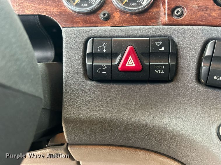 image for item DQ1059 2012 Freightliner Cascadia 125 semi truck