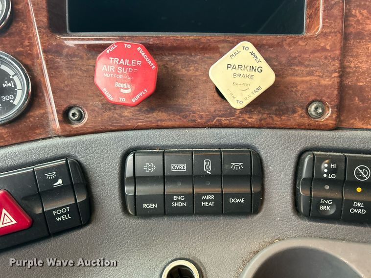 image for item DQ1059 2012 Freightliner Cascadia 125 semi truck