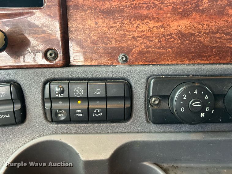 image for item DQ1059 2012 Freightliner Cascadia 125 semi truck