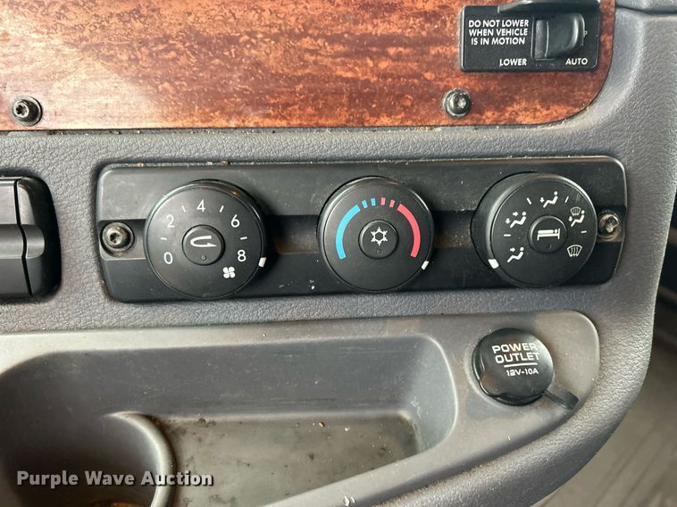 image for item DQ1059 2012 Freightliner Cascadia 125 semi truck