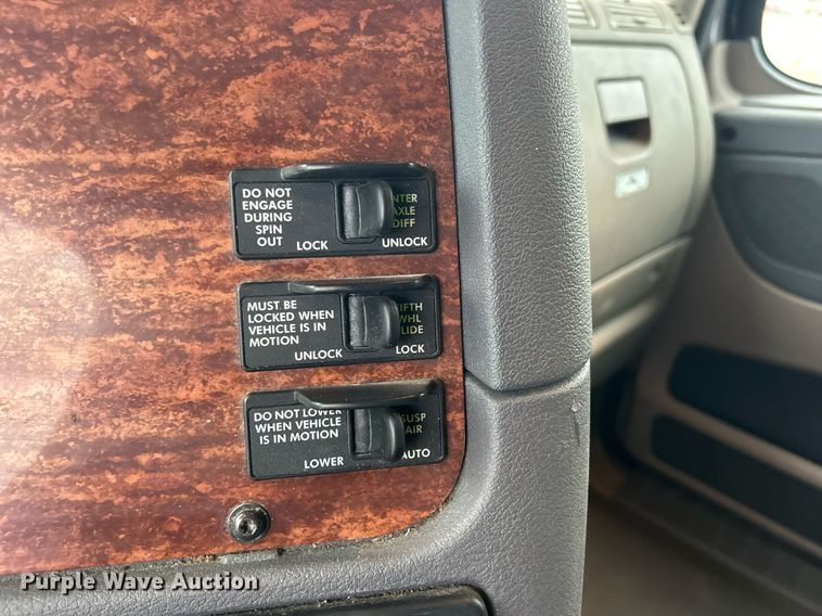 image for item DQ1059 2012 Freightliner Cascadia 125 semi truck