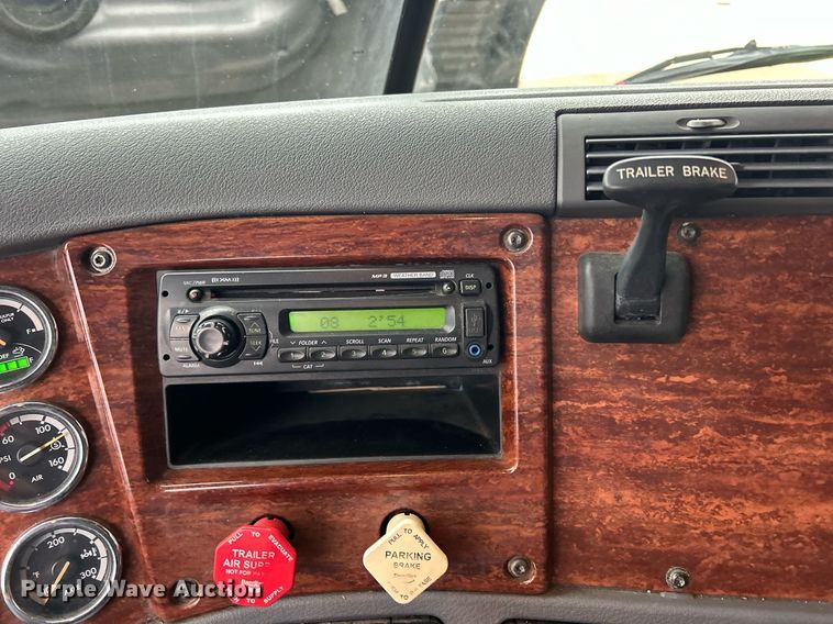 image for item DQ1059 2012 Freightliner Cascadia 125 semi truck