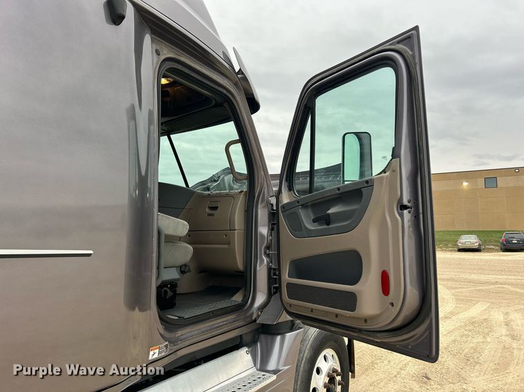 image for item DQ1059 2012 Freightliner Cascadia 125 semi truck
