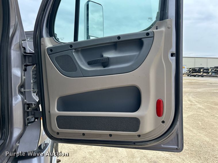 image for item DQ1059 2012 Freightliner Cascadia 125 semi truck