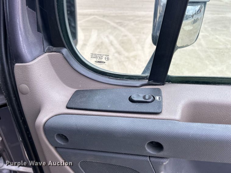 image for item DQ1059 2012 Freightliner Cascadia 125 semi truck