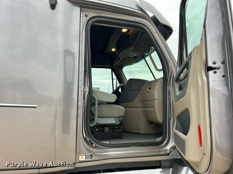 image for item DQ1059 2012 Freightliner Cascadia 125 semi truck