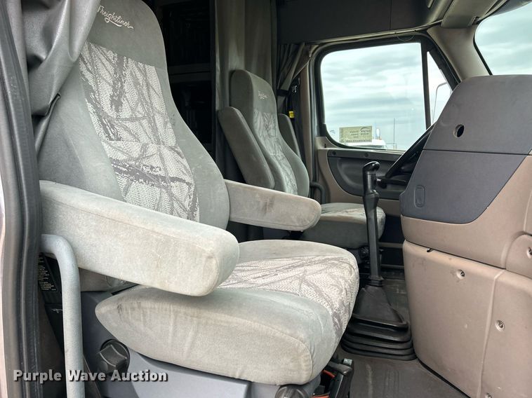 image for item DQ1059 2012 Freightliner Cascadia 125 semi truck