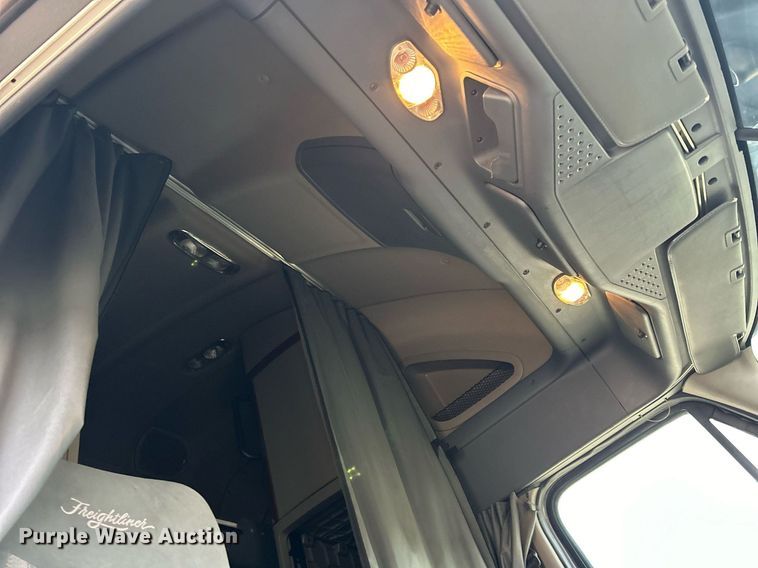 image for item DQ1059 2012 Freightliner Cascadia 125 semi truck