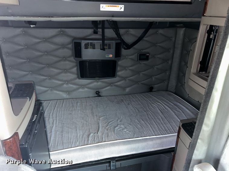 image for item DQ1059 2012 Freightliner Cascadia 125 semi truck