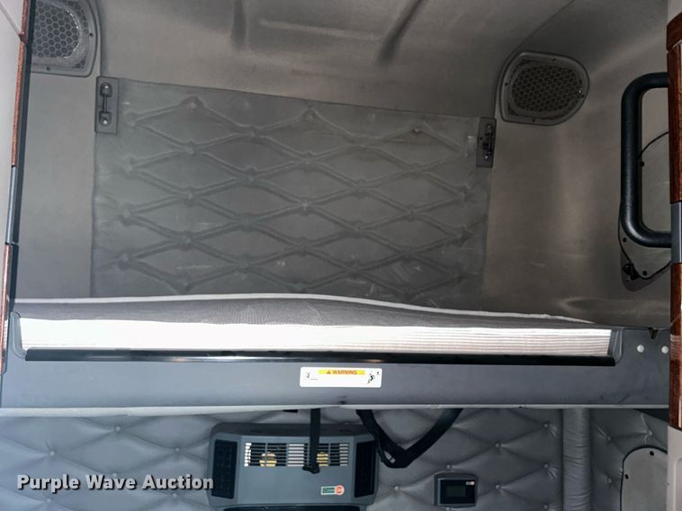 image for item DQ1059 2012 Freightliner Cascadia 125 semi truck