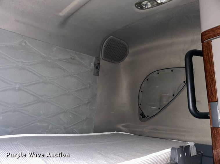 image for item DQ1059 2012 Freightliner Cascadia 125 semi truck