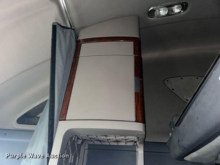 image for item DQ1059 2012 Freightliner Cascadia 125 semi truck