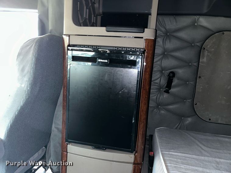 image for item DQ1059 2012 Freightliner Cascadia 125 semi truck