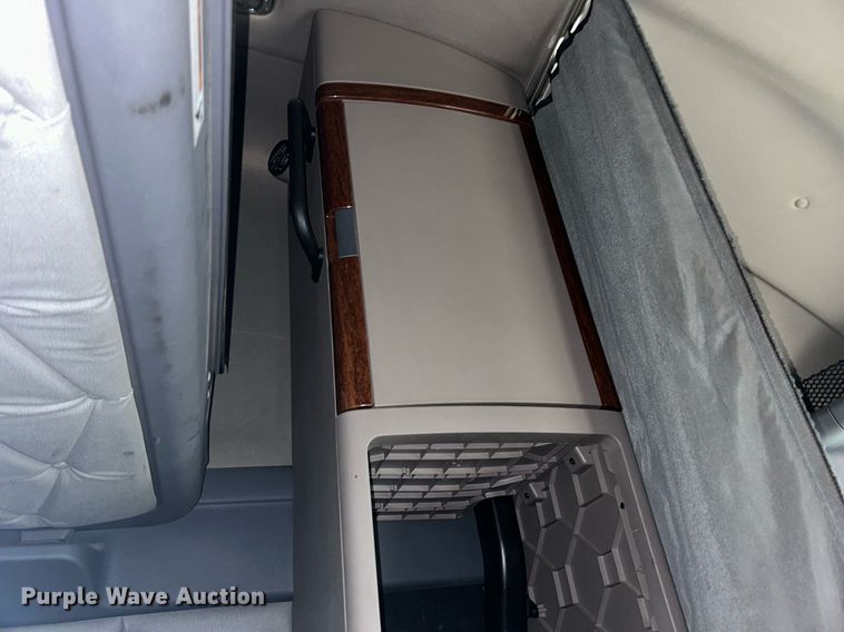 image for item DQ1059 2012 Freightliner Cascadia 125 semi truck