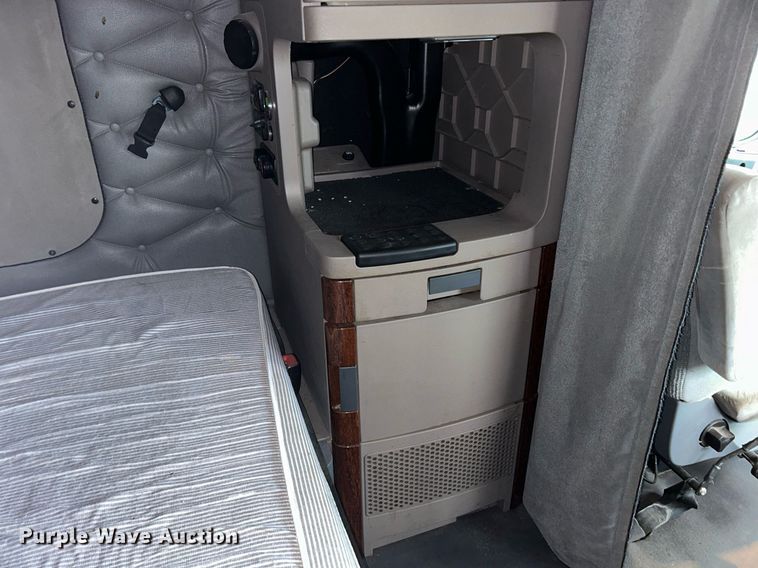 image for item DQ1059 2012 Freightliner Cascadia 125 semi truck