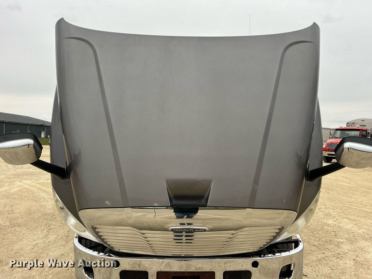 image for item DQ1059 2012 Freightliner Cascadia 125 semi truck