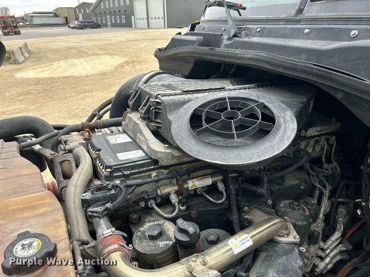 image for item DQ1059 2012 Freightliner Cascadia 125 semi truck