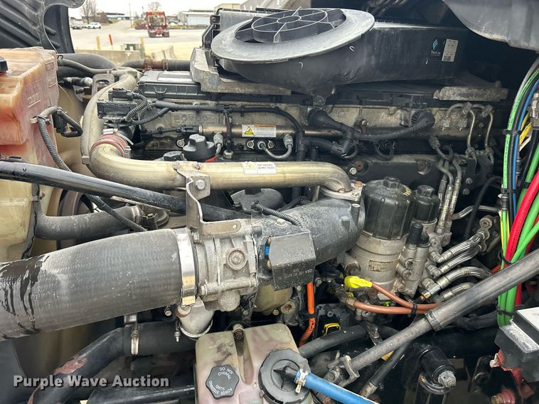 image for item DQ1059 2012 Freightliner Cascadia 125 semi truck