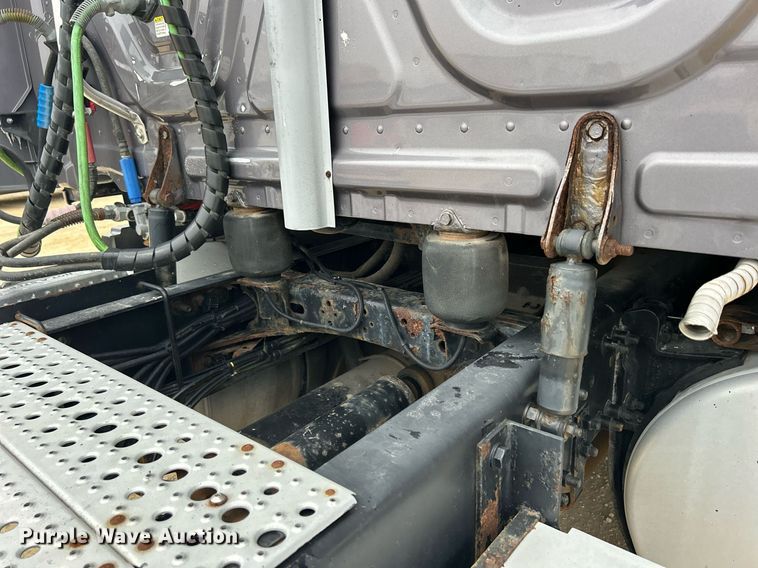 image for item DQ1059 2012 Freightliner Cascadia 125 semi truck