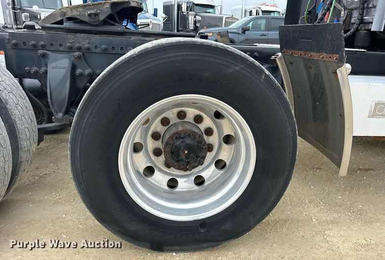 image for item DQ1059 2012 Freightliner Cascadia 125 semi truck