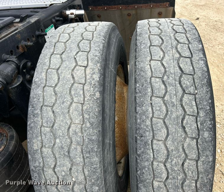 image for item DQ1059 2012 Freightliner Cascadia 125 semi truck