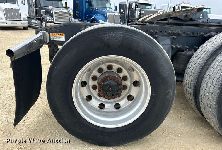 image for item DQ1059 2012 Freightliner Cascadia 125 semi truck