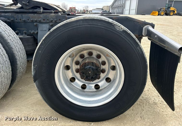 image for item DQ1059 2012 Freightliner Cascadia 125 semi truck