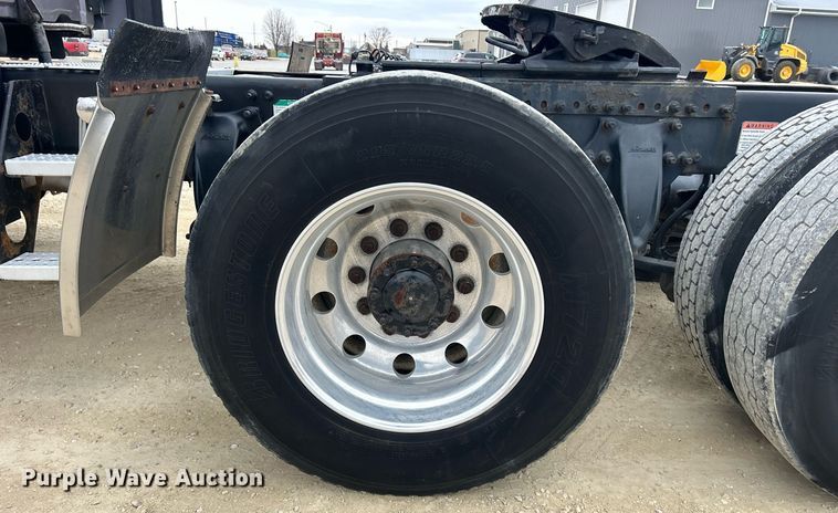 image for item DQ1059 2012 Freightliner Cascadia 125 semi truck