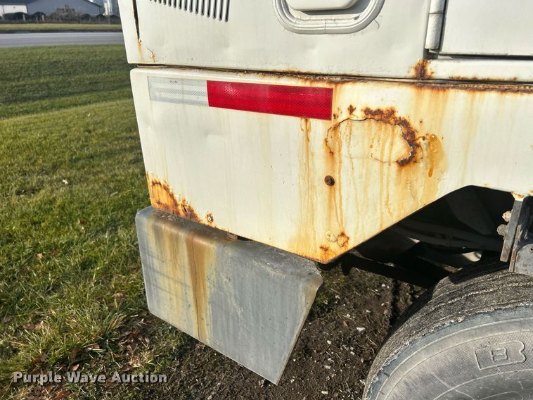 image for item DQ1061 2000 Ottawa YT30  yard truck