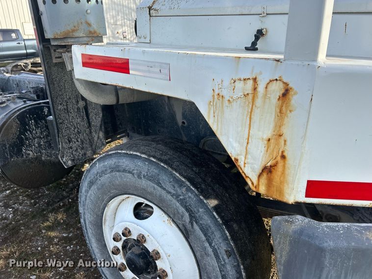 image for item DQ1061 2000 Ottawa YT30  yard truck